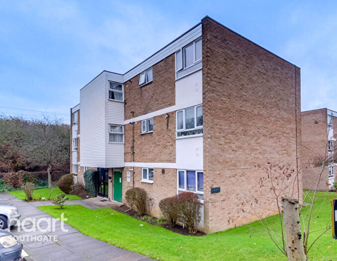 2 Bedroom Apartment For Sale In Merridene, London, N21