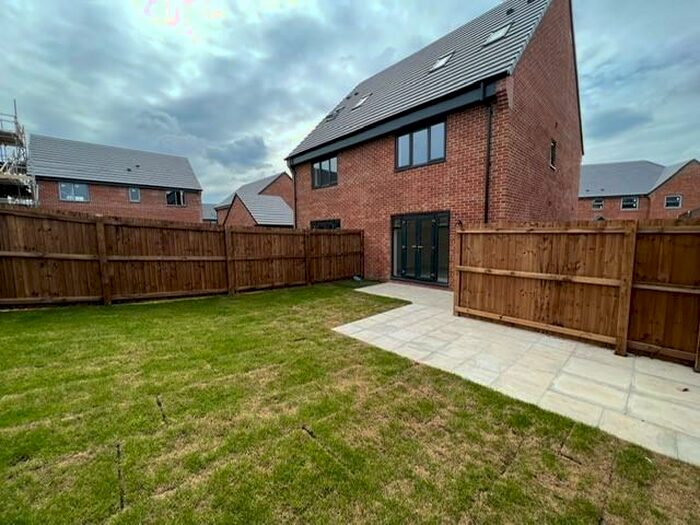 3 Bedroom Semi-Detached House To Rent In Booth Lane, Ashton-under-lyne, OL6