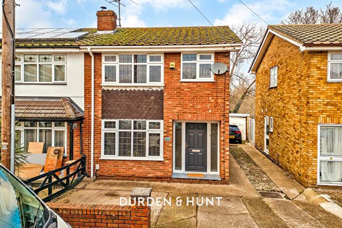 3 Bedroom Semi Detached House For Sale In Palmerston Road, Rainham, RM13