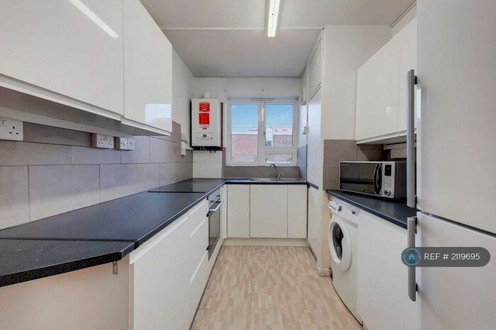 4 Bedroom Flat To Rent In Waterhead, London, NW1