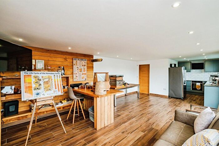 3 Bedroom Detached House For Sale In Kearsley Drive, Worthing, BN14