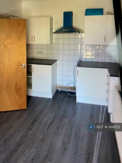 2 Bedroom Flat To Rent In South Terrace, Littlehampton, BN17