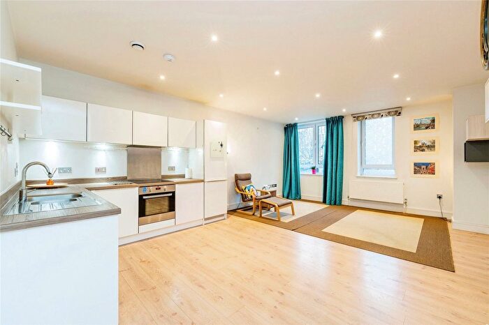 2 Bedroom Flat To Rent In High Street, Bracknell, Berkshire, RG12