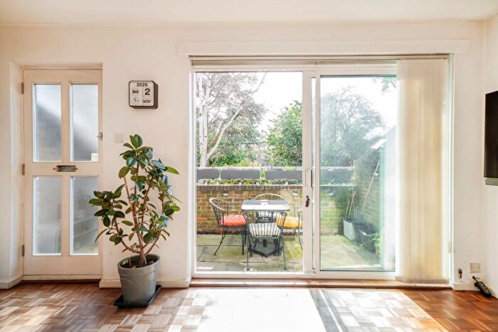 4 Bedroom House For Sale In Christchurch Square, Victoria Park, E9