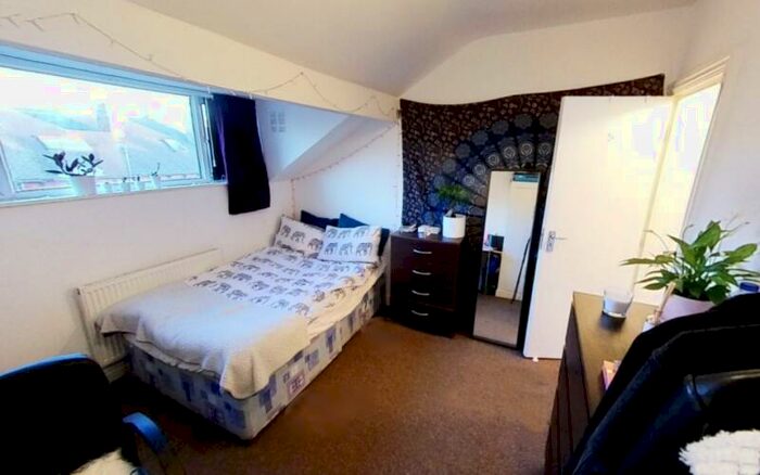 5 Bedroom Terraced House To Rent In Welton Place, Hyde Park, Leeds, LS6