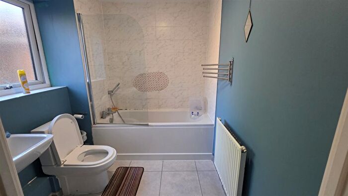 2 Bedroom Flat To Rent In Albacore Way, Hayes, UB3