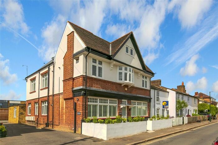 2 Bedroom Flat To Rent In Second Cross Road, Twickenham, Uk, TW2