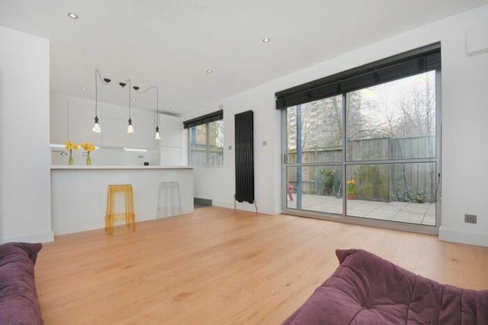 2 Bedroom Flat To Rent In Bartholomew Square, London, EC1V