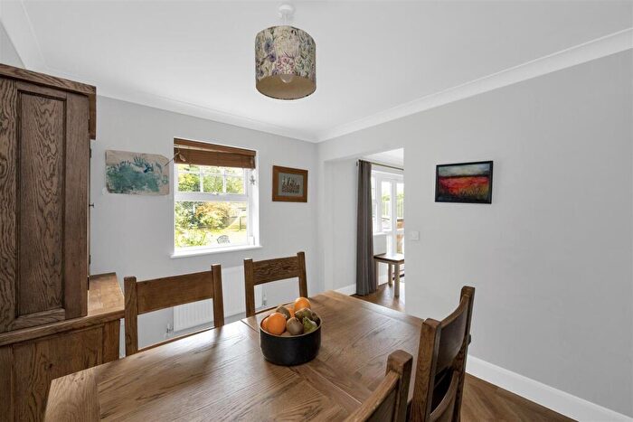 4 Bedroom House For Sale In Hilltop Walk, Harpenden, AL5