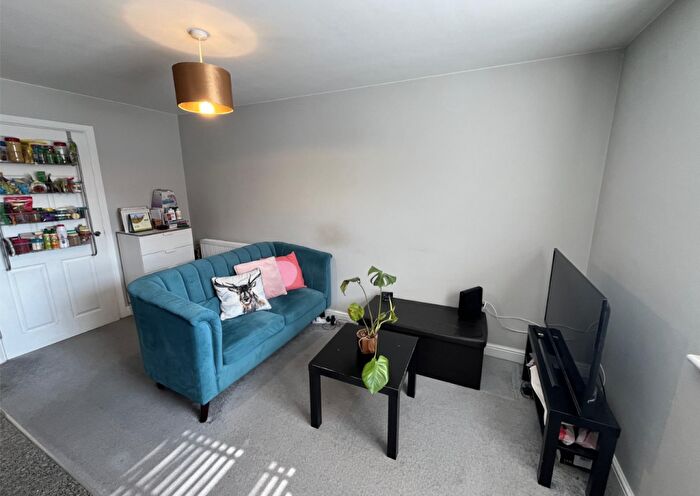 2 Bedroom Flat To Rent In Modern Bed Student Flat // Sep, LN5