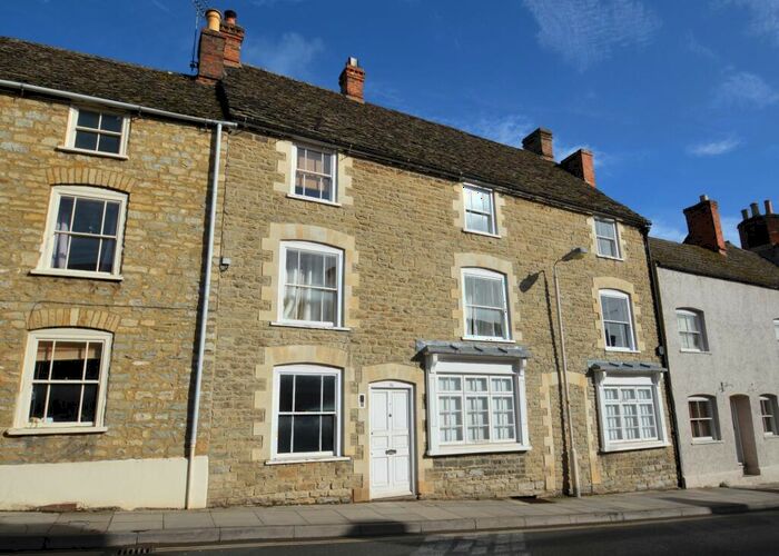 2 Bedroom Flat To Rent In High St, Malmesbury, SN16