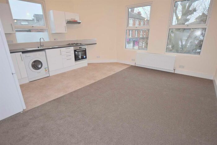 2 Bedroom Flat To Rent In Long Lane, London, N3