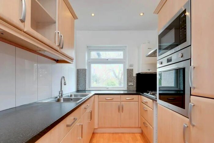 2 Bedroom Maisonette To Rent In Finchley Road, London, NW11