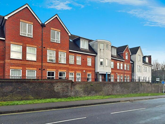 2 Bedroom Flat For Sale In Timberlake Road, Town Center, Basingstoke, RG21
