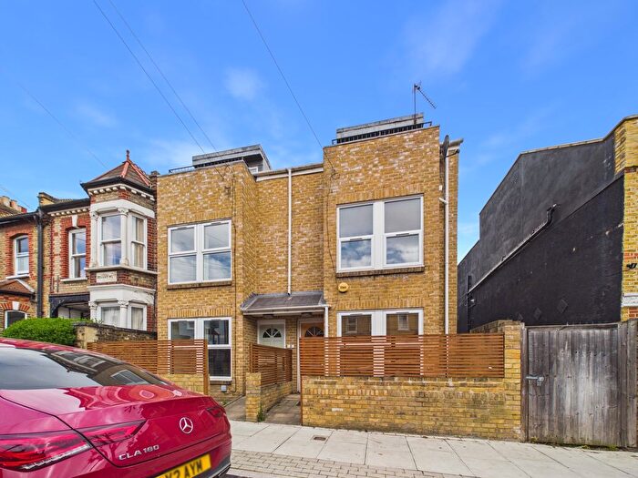 3 Bedroom Property To Rent In Noyna Road, Tooting Bec, SW17