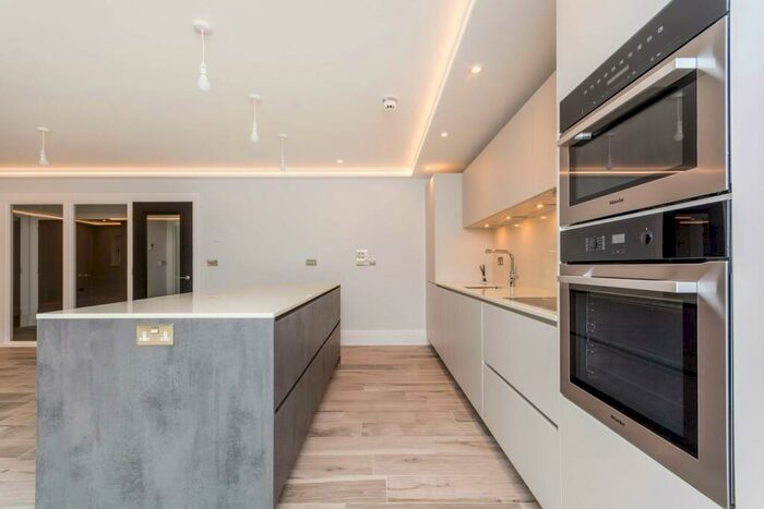 2 Bedroom Flat To Rent In Chantry Point, Guildford, GU1