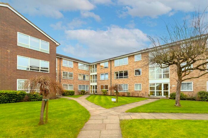 3 Bedroom Flat To Rent In The Pines, Chase Road, N14