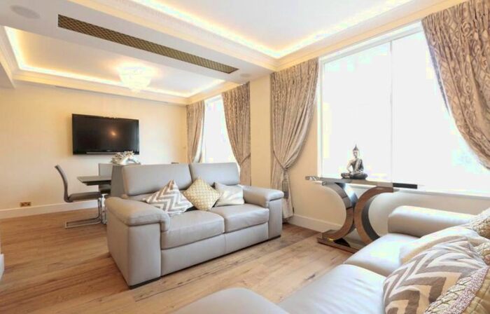 2 Bedroom Flat To Rent In Hertford Street, Mayfair, London, W1J