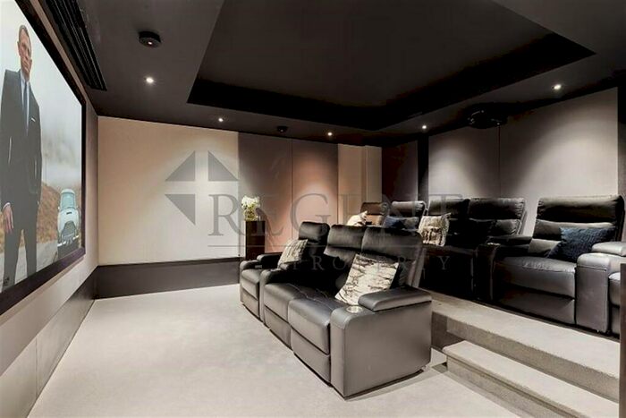 2 Bedroom Apartment To Rent In Hamond Court, Kingston Upon Thames, KT2