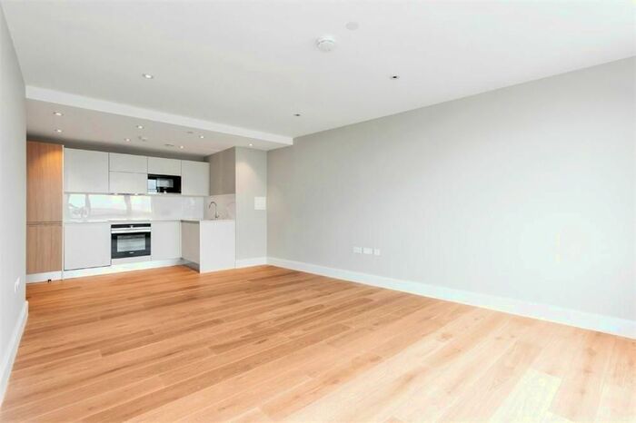 2 Bedroom Flat To Rent In West Cross Way, Brentford, London, TW8