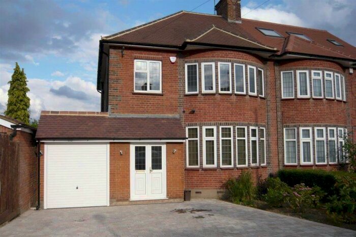 3 Bedroom Semi-Detached House To Rent In Cissbury Ring South, Woodside Park, N12