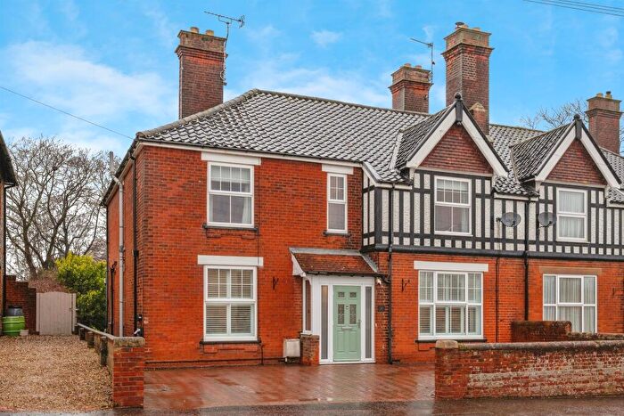 4 Bedroom Semi Detached House For Sale In Norwich Road, North Walsham, NR28