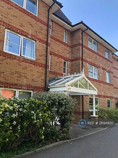 2 Bedroom Flat To Rent In Park Court, Poole, BH14