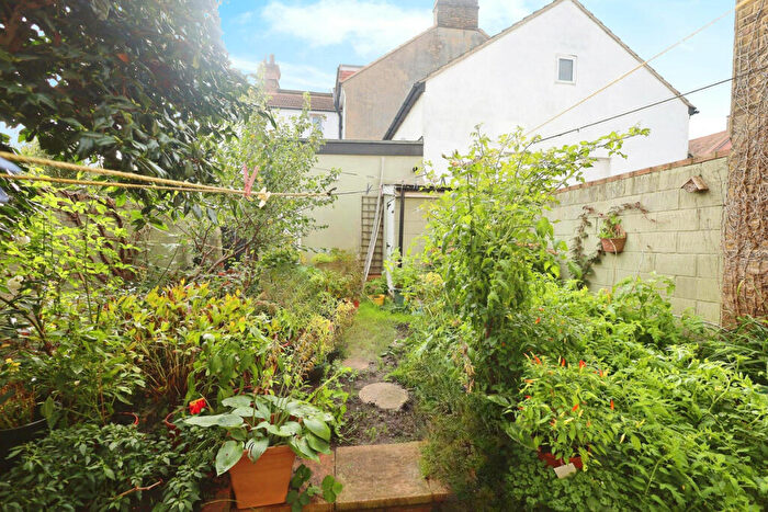 3 Bedroom Terraced House For Sale In Fairfax Drive, Westcliff-on-sea, SS0