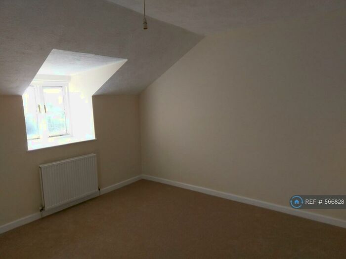 2 Bedroom Flat To Rent In Old Station Close, Cheddar, BS27