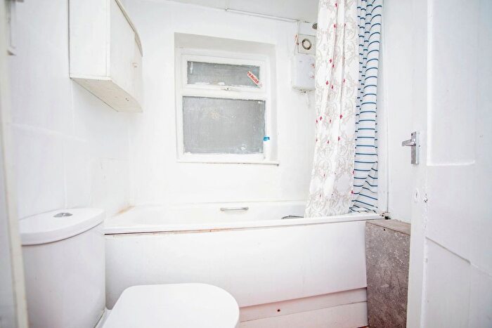 3 Bedroom Terraced House For Sale In Luton Road, Chatham, ME4