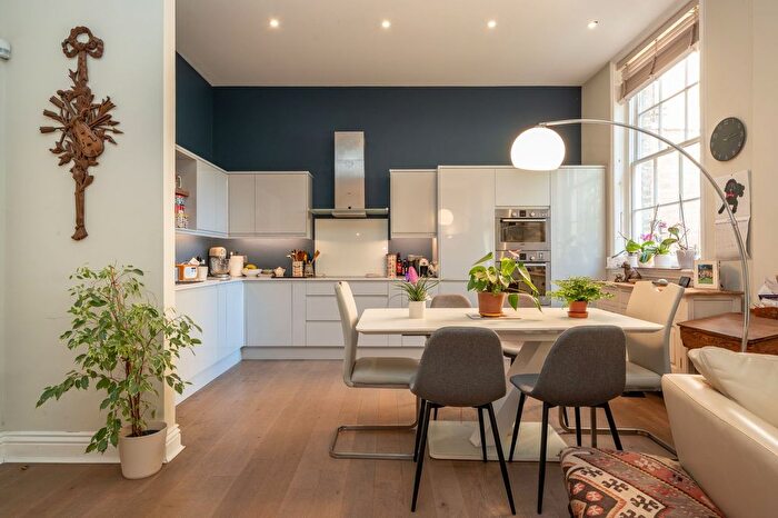 3 Bedroom Flat For Sale In Holme Court, Twickenham Road, Isleworth, TW7