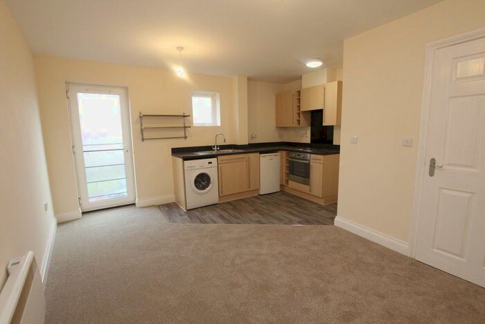 2 Bedroom Flat To Rent In Ivy Court, Okus, Old Town, SN1