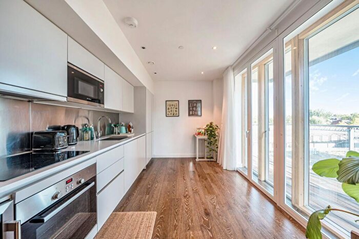 2 Bedroom Flat For Sale In Albert Road, Queen's Park, London, NW6