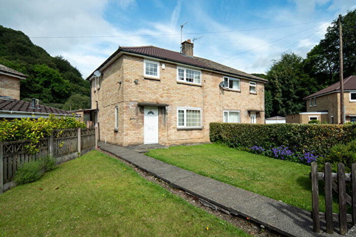 3 Bedroom Semi-Detached House For Sale In The Glen, Todmorden, OL14