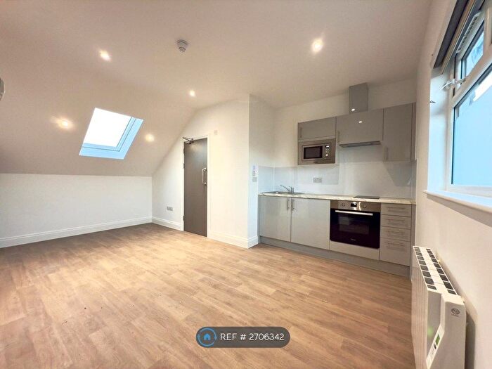 Studio To Rent In Sedgeway, London, SE6