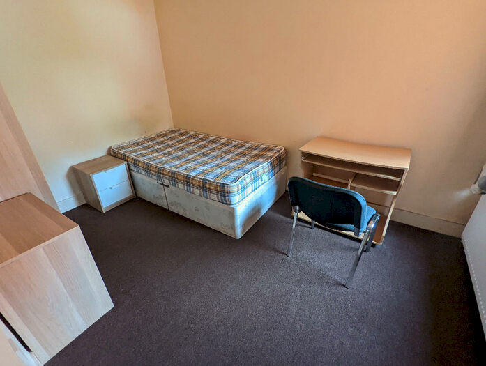 4 Bedroom Terraced House To Rent In Grange Avenue, Reading, Berkshire, RG6