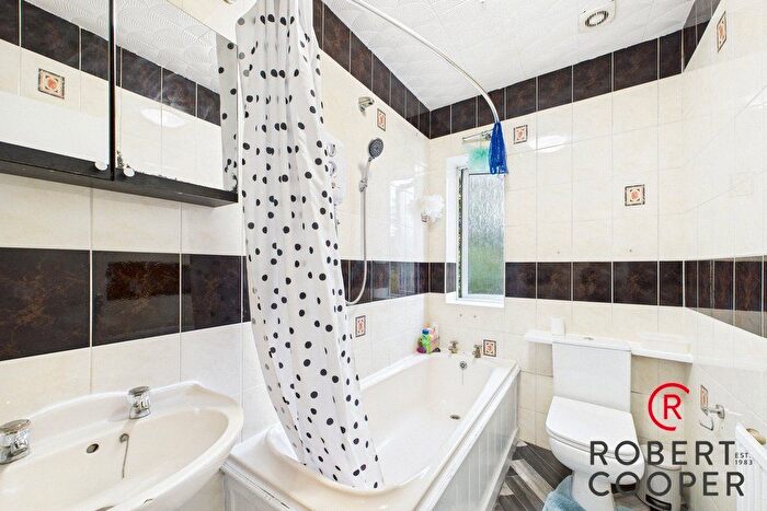 2 Bedroom Flat For Sale In Great Central Avenue, Ruislip, HA4
