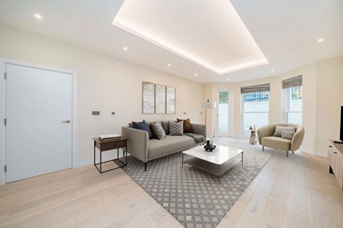 2 Bedroom Flat For Sale In Oak Hill Road, Surbiton, KT6