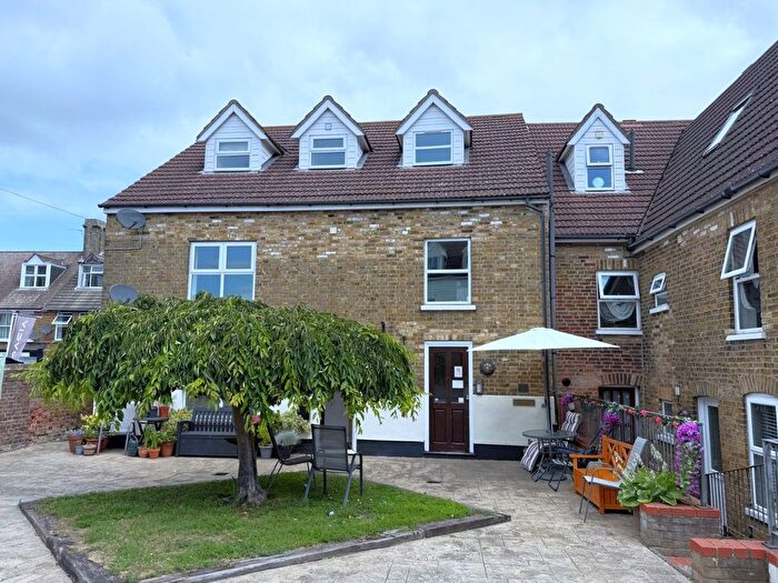 2 Bedroom Flat To Rent In Stratford Court, Stratford Lane, Rainham, ME8