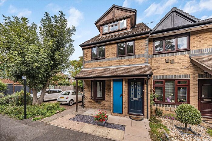 2 Bedroom Maisonette For Sale In Weavers Close, Middlesex, TW7