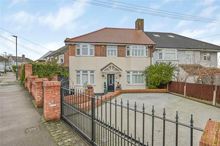 5 Bedroom Semi-Detached House For Sale In Berry Hill, London, SE9