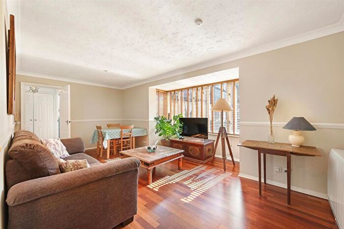 1 Bedroom Apartment To Rent In Linwood Close, London, SE5