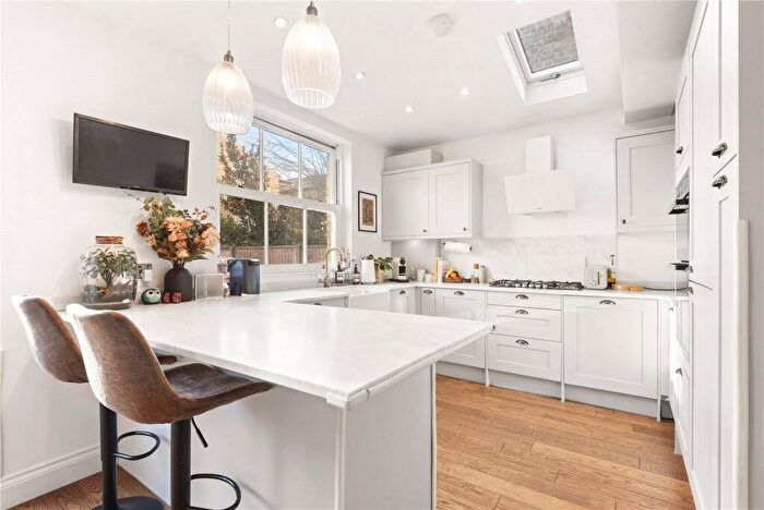 2 Bedroom Apartment For Sale In Gosberton Road, London, SW12