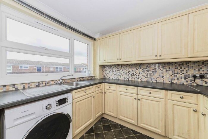 1 Bedroom Flat To Rent In Larch Close, London, SW12