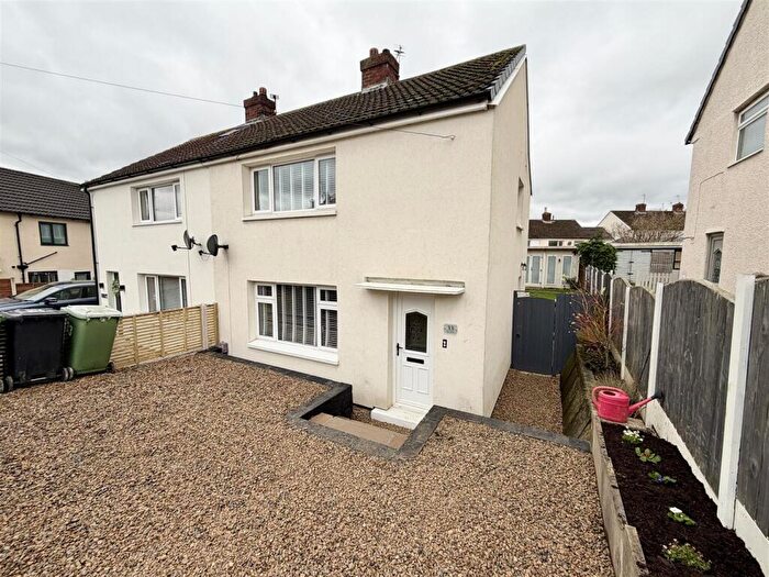 2 Bedroom Semi Detached House For Sale In The Drive, Kippax, Leeds, LS25