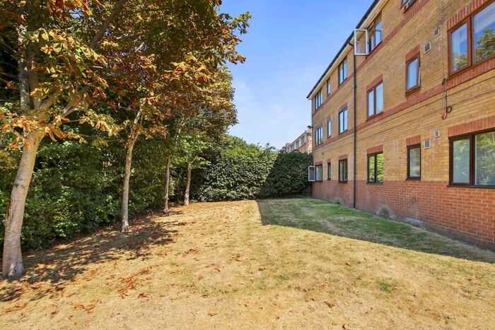 1 Bedroom Flat To Rent In Draycott Close, Cricklewood, NW2