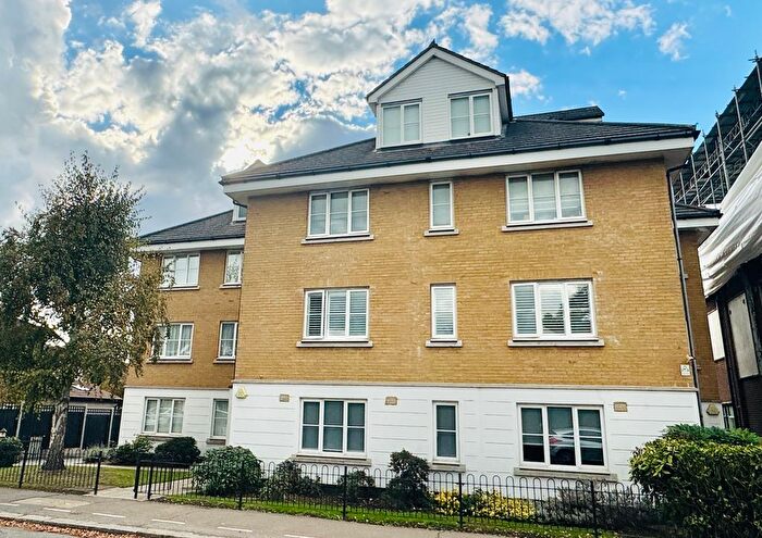 2 Bedroom Flat For Sale In Carlisle Road, Romford, RM1