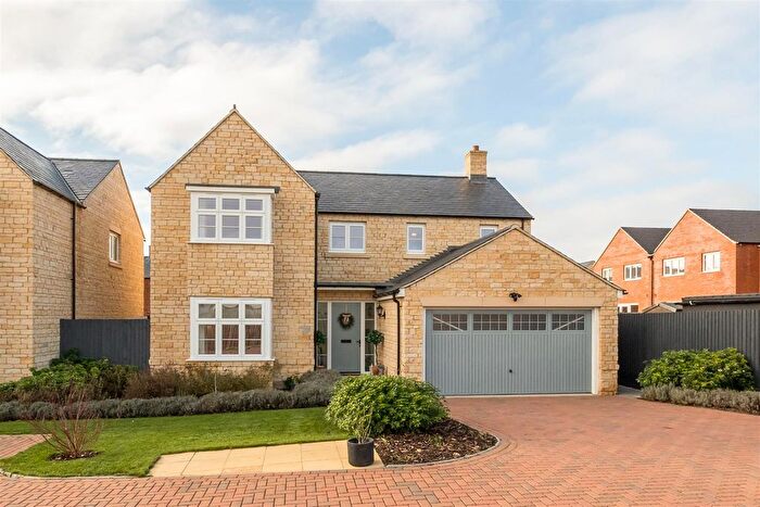 4 Bedroom Detached House For Sale In Ringlet Close, Ambrosden, Bicester, OX25