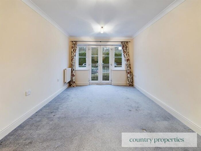 2 Bedroom Apartment To Rent In Oaklands Court, Welwyn, AL6