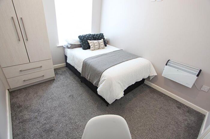 2 Bedroom Flat To Rent In Fell Street, L7